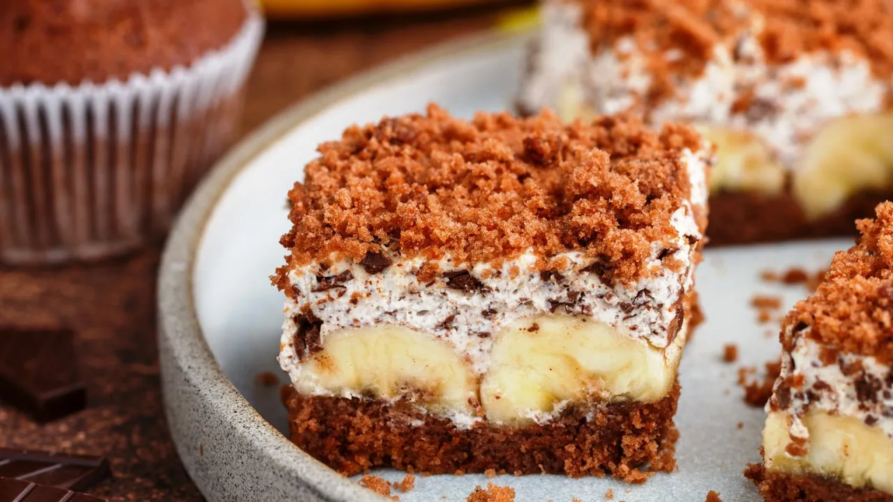 Gotowy Kopiec Kreta z jasnymi bananami