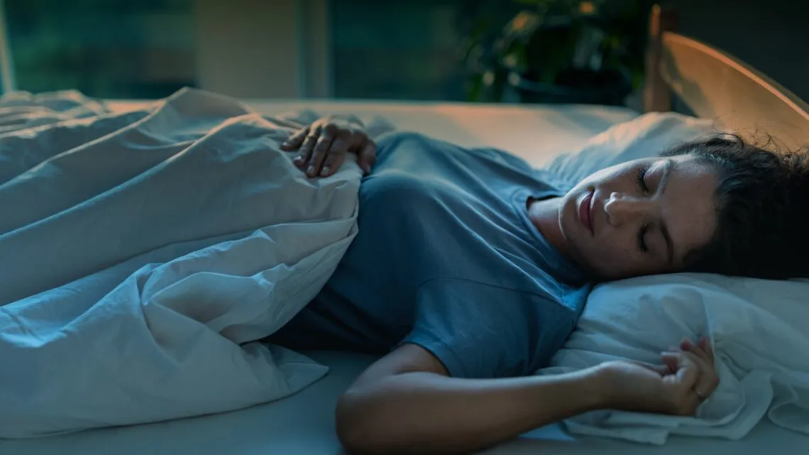 kobieta śpiąca na plecach z podniesioną głową