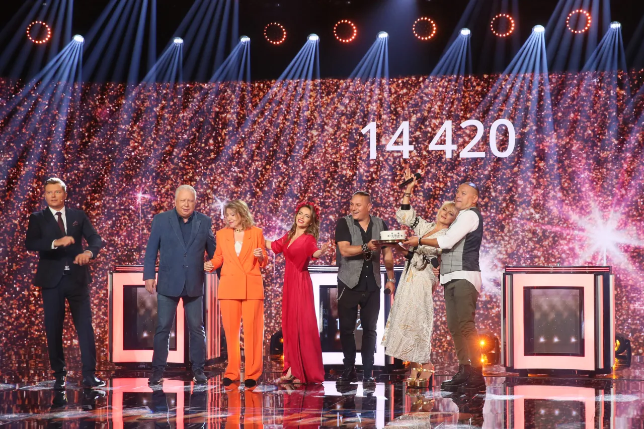 Jaka to melodia piosenkarze świętują sukces na scenie.