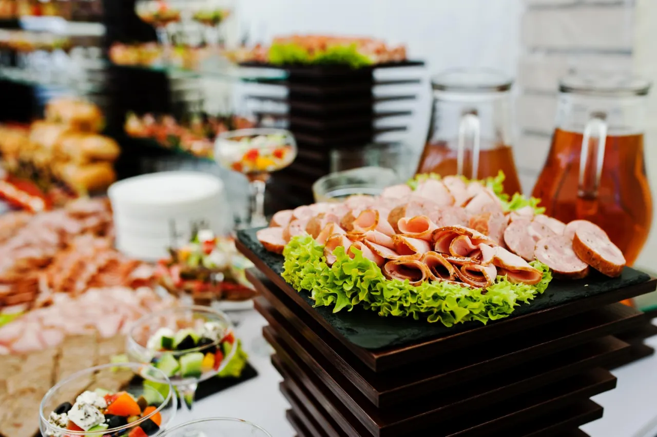 Zdjęcie Ile kosztuje catering na 50 osób? Poznaj ukryte koszty i oferty