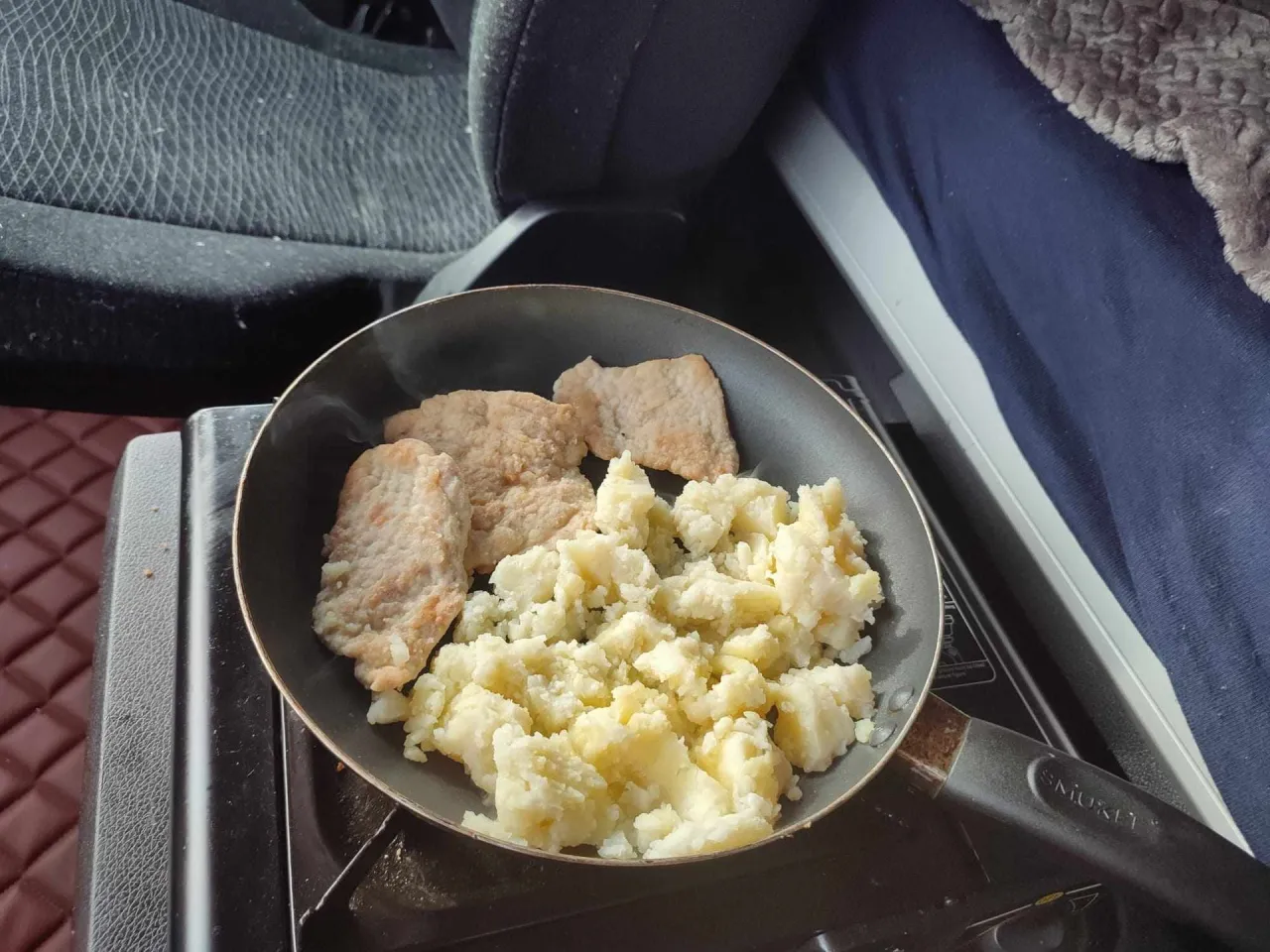 Co ugotować kierowcy w trasę? Na patelni smażone kotlety i puree ziemniaczane, idealne na szybki posiłek w drodze.