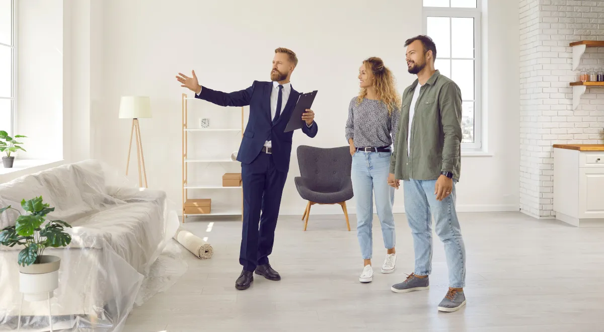 Agent nieruchomości prezentujący mieszkanie