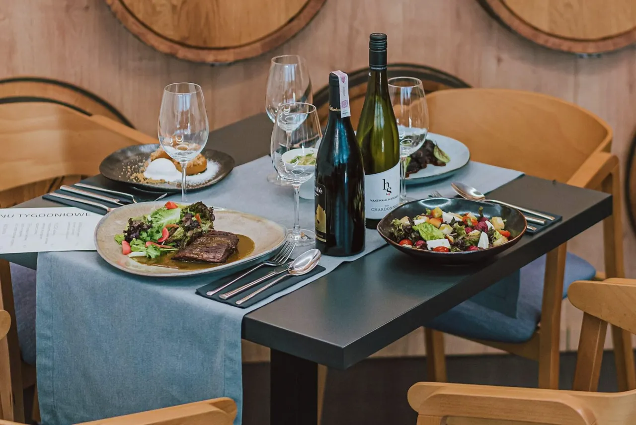 Romantyczna kolacja w eleganckiej restauracji