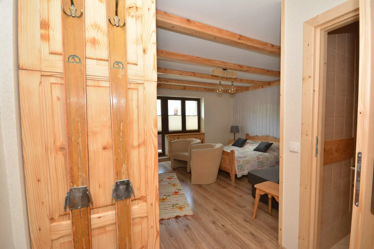 wnętrza bac&oacute;wki zakopane pokoje drewniane