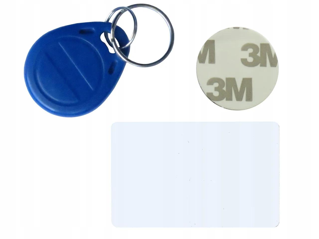 Niebieski brelok zbliżeniowy z kółkiem, okrągła naklejka 3M i biała karta. Czy można dorobić brelok zbliżeniowy?