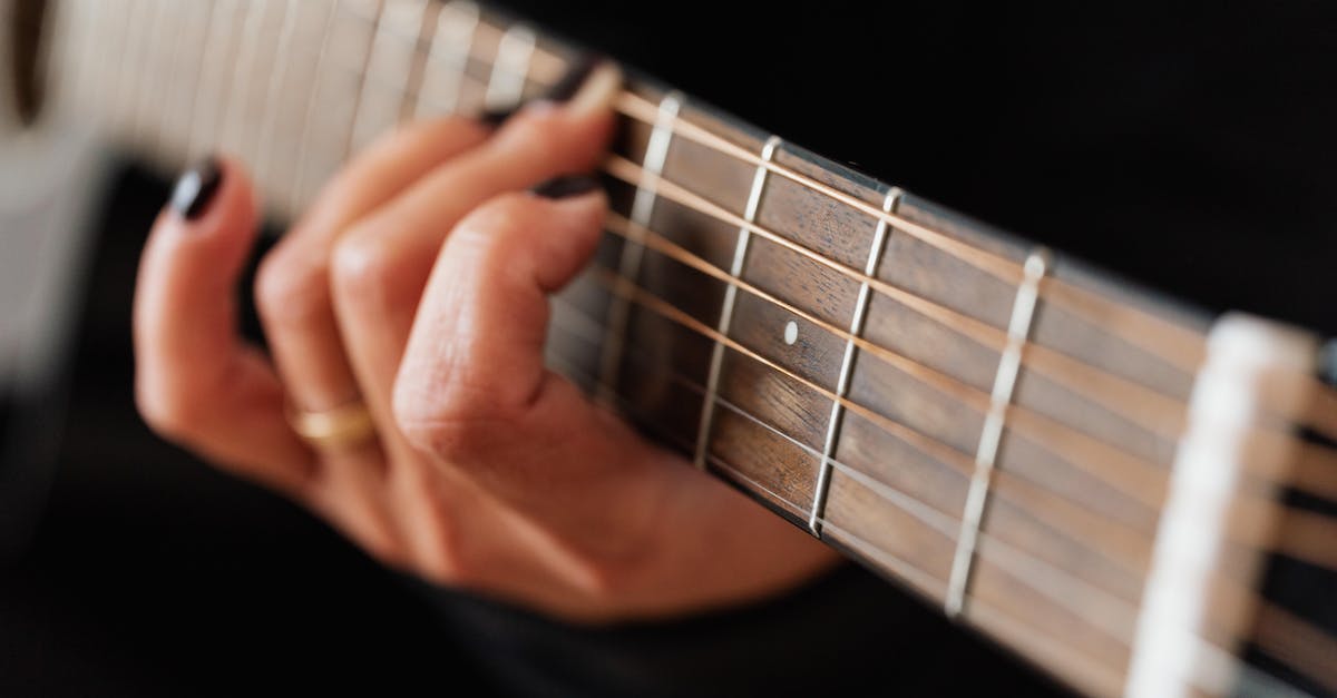 Jak zagrać solo na gitarze akustycznej? 5 porad dla początkujących