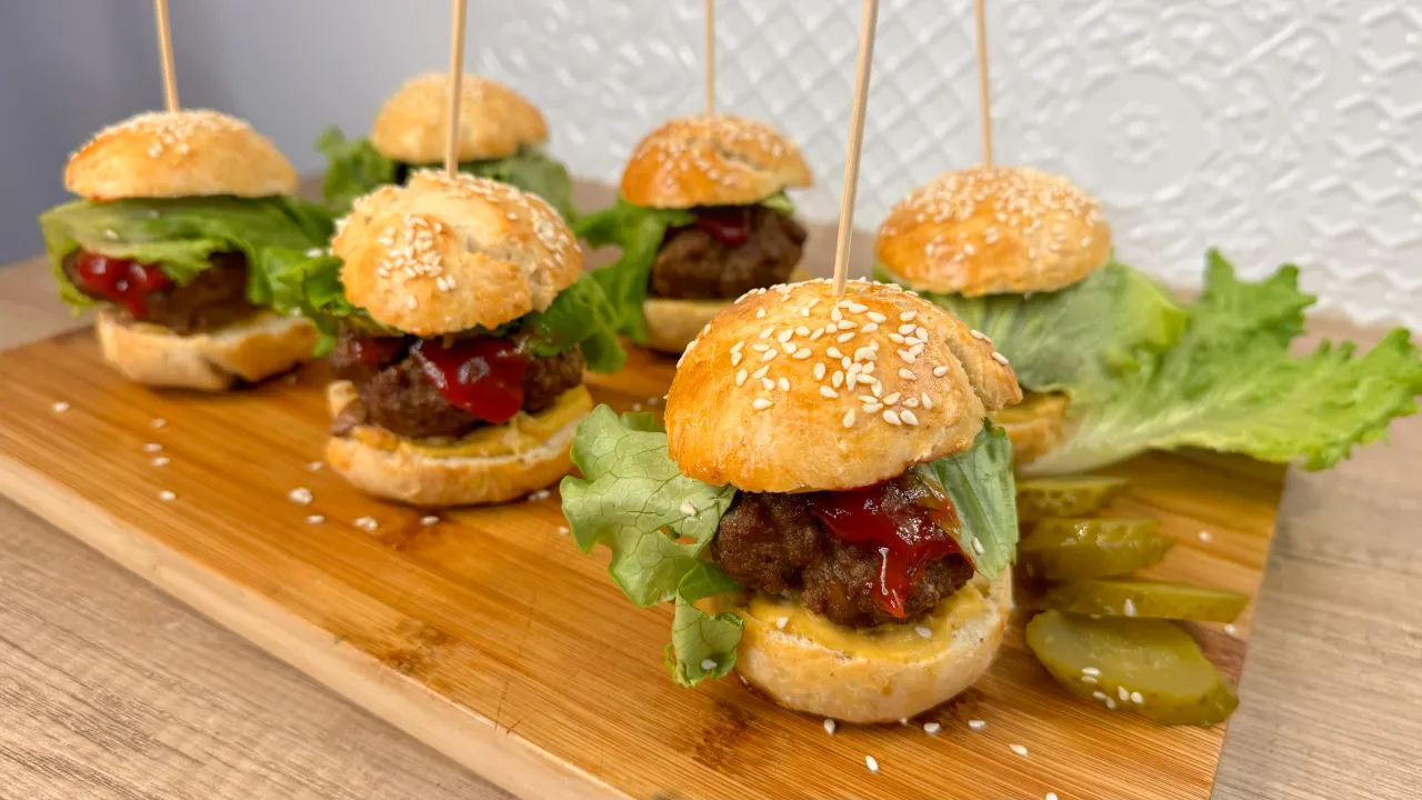 Kreatywne podanie mini burgerów na desce