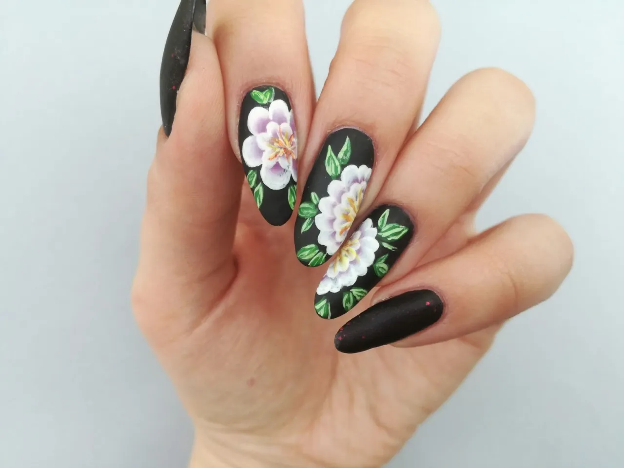 r&oacute;żne techniki malowania kwiat&oacute;w na paznokciach