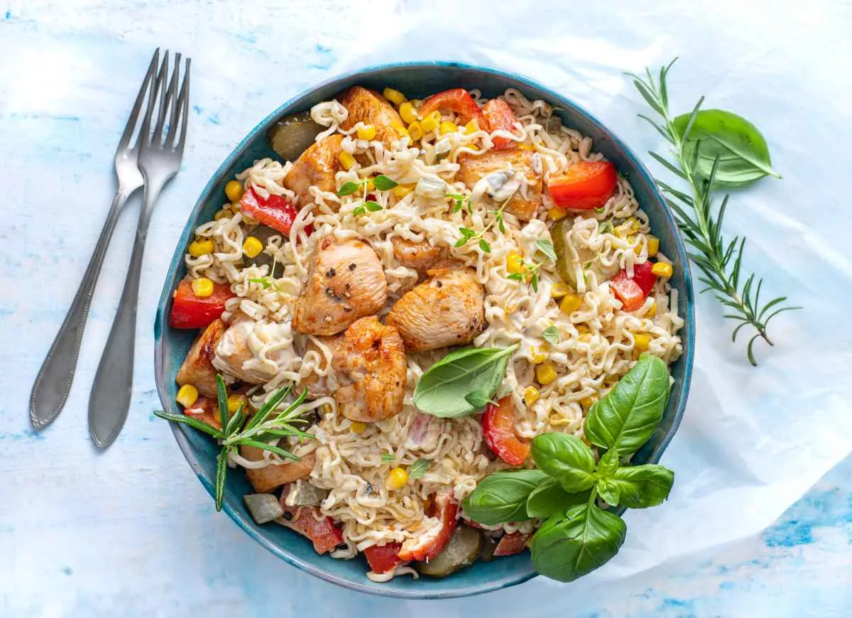 Sałatka z zupek chińskich z kurczakiem, kukurydzą i papryką. Szybki przepis na danie, kt&oacute;re pokochasz.