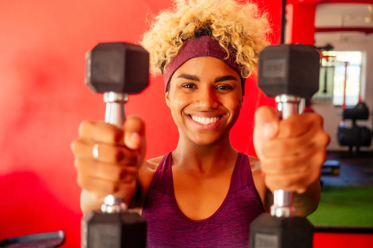 osoba zmotywowana do odchudzania, uśmiechnięta, ćwicząca
