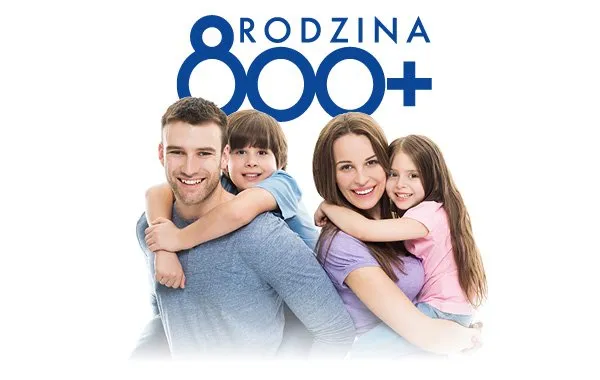 szczęśliwa rodzina z dzieckiem na tle logo programu 800 plus