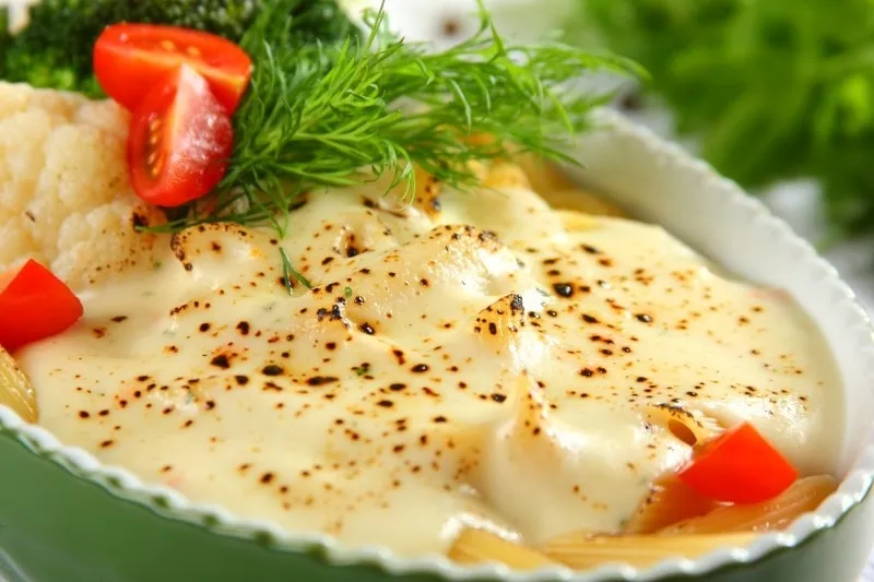 różne rodzaje sosów do zapiekanki beszamelowy śmietanowy majonezowy