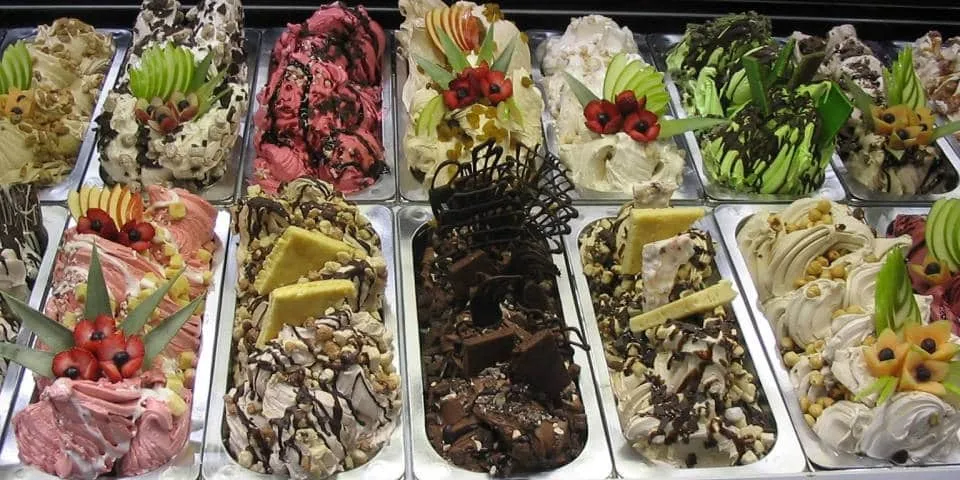 Różne smaki rzemieślniczego gelato w Rzymie