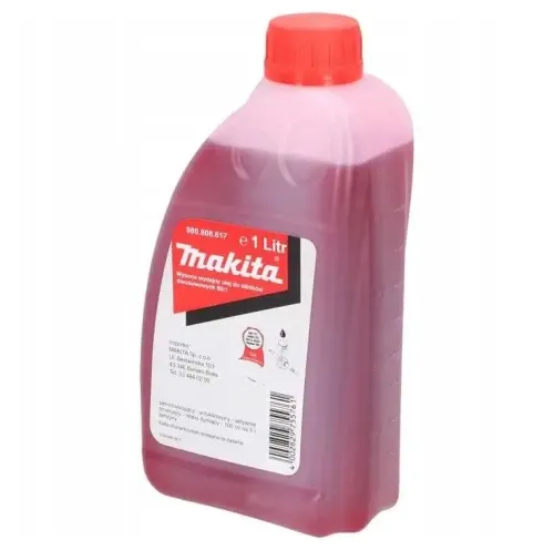 Mężczyzna przygotowujący mieszankę paliwową do piły spalinowej Makita