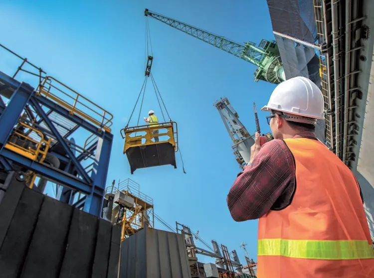 Inżynier budowy na placu budowy