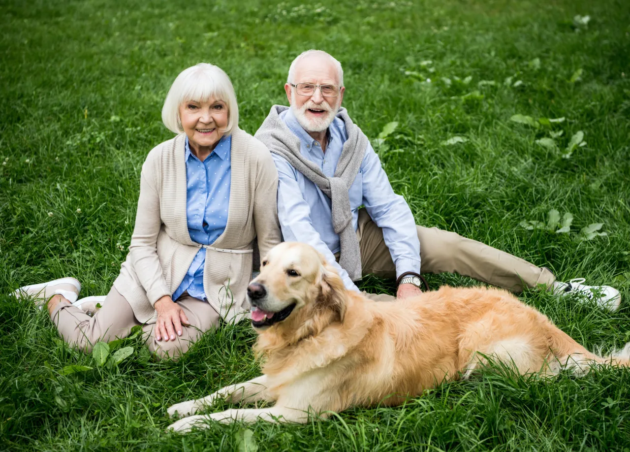 Senior z psem na spacerze, radość, towarzystwo