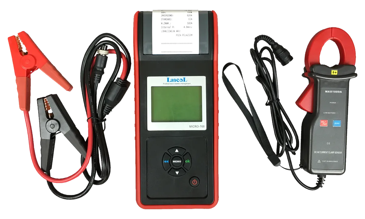 multimetr podłączony do akumulatora samochodowego do pomiaru poboru prądu