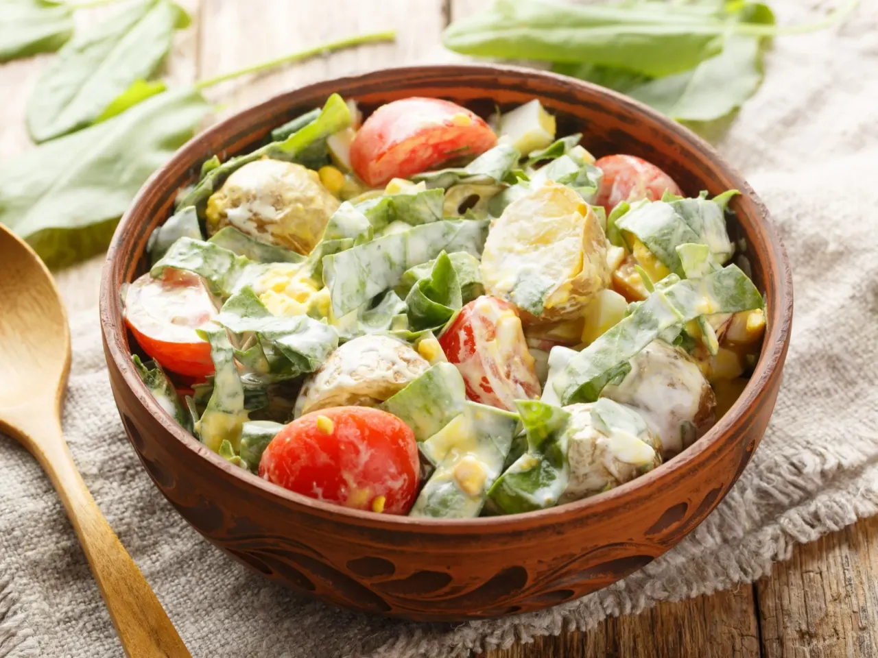 sycąca sałatka obiadowa z jajkiem i warzywami