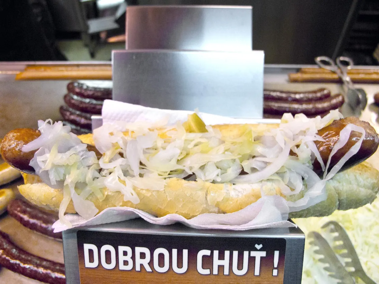 czeskie przysmaki uliczne smažen&yacute; s&yacute;r p&aacute;rek v rohl&iacute;ku