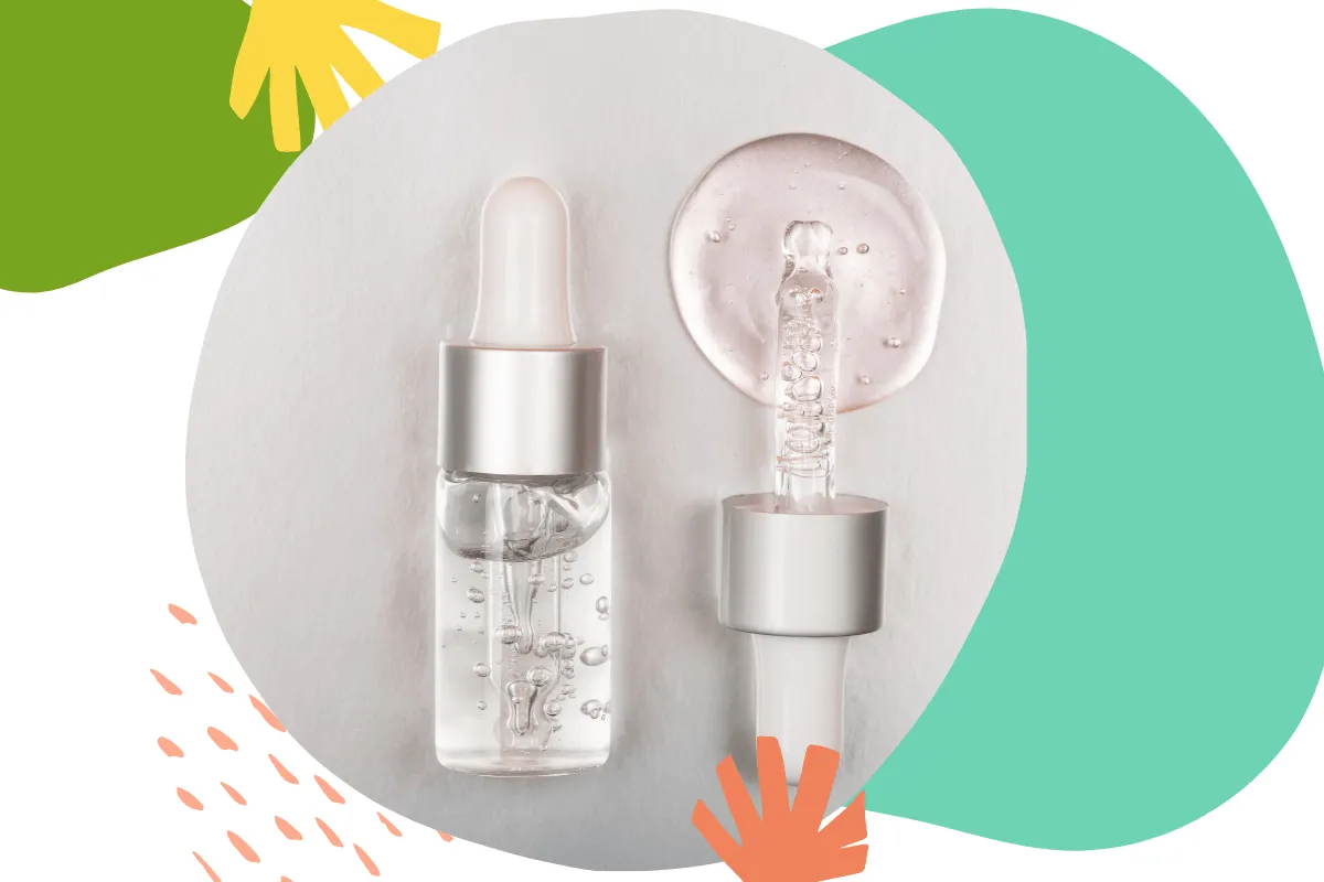 Dwa flakoniki z kwasem hialuronowym i pipetką. Dowiedz się, jak przechowywać otwarty kwas hialuronowy, by zachował swoje właściwości.