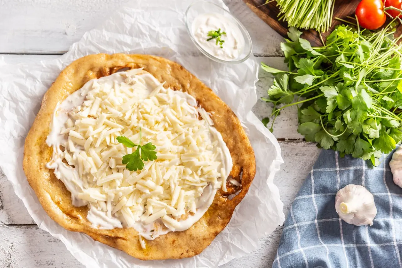 Langosze z czosnkiem i serem