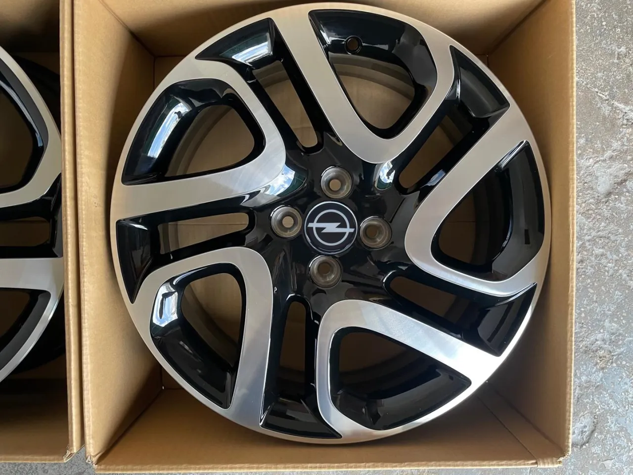 Opel Corsa D z różnymi rozmiarami felg, porównanie 15 16 17 cali