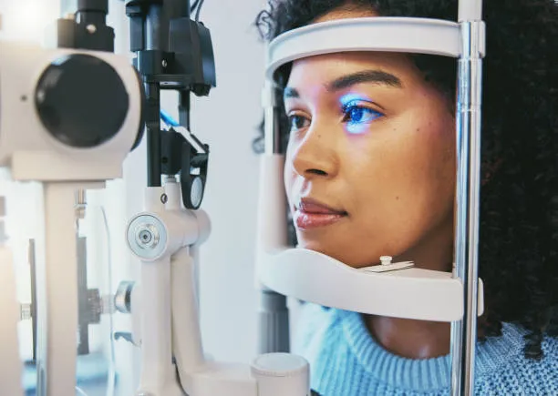 okulista badający wzrok pacjenta