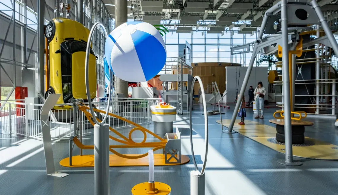 dziecko w interaktywnym centrum nauki eksperymenty