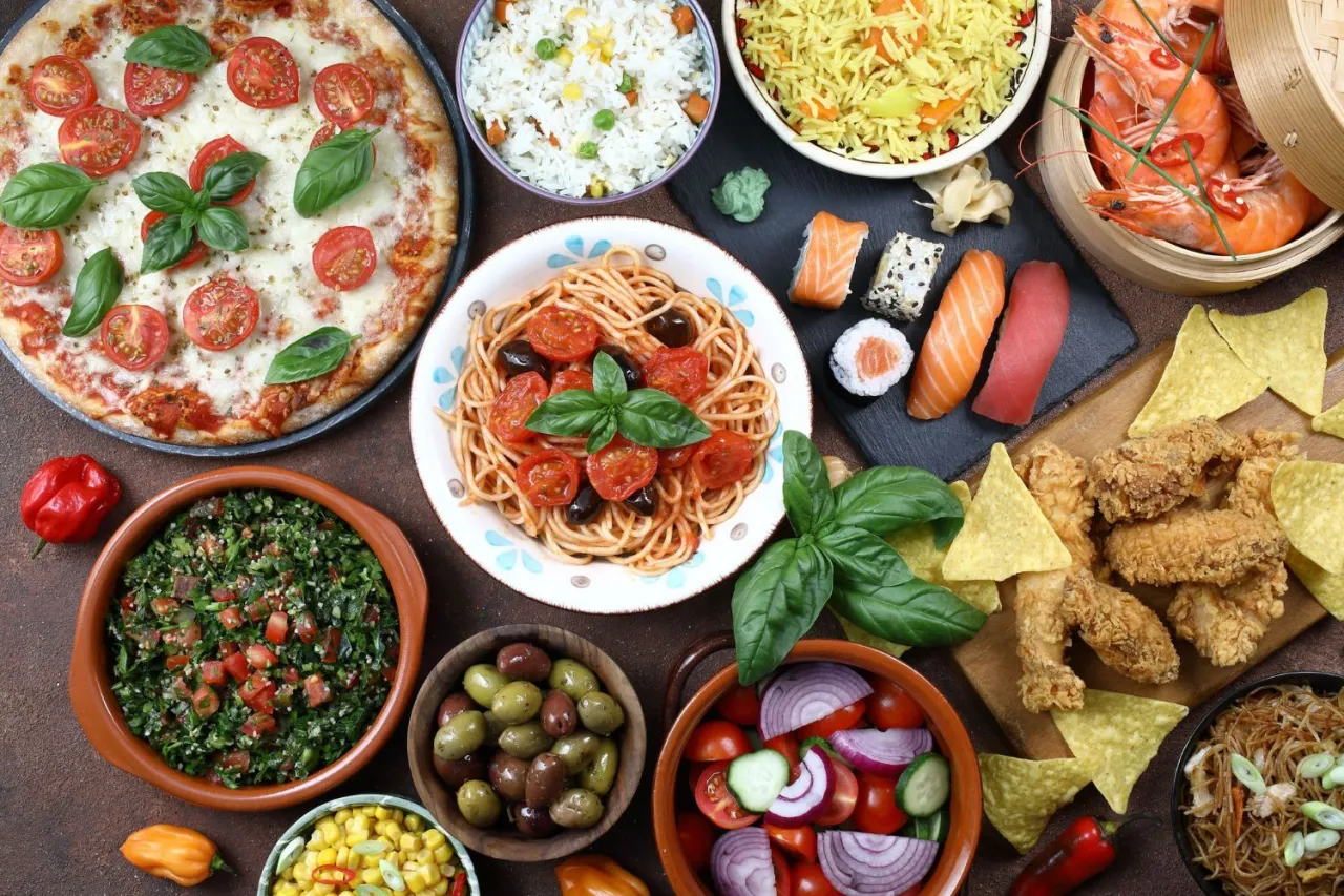 Verschiedene internationale Gerichte auf einem Tisch