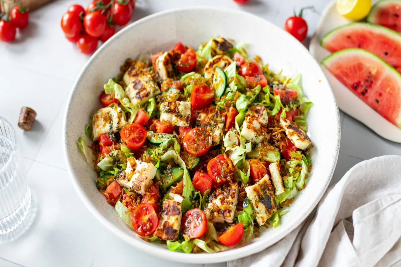 Sałatka z grillowanym halloumi i arbuzem