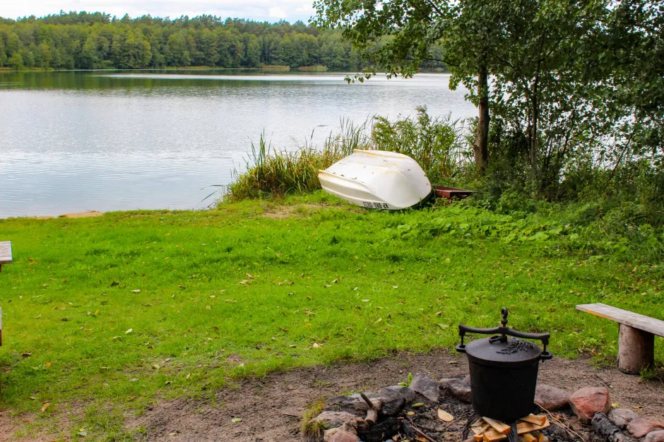 Osoba rozmawiająca z właścicielem obiektu agroturystycznego