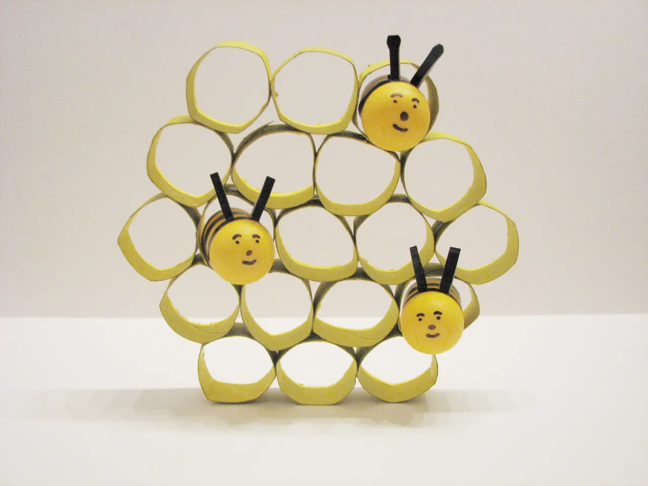 pszczoła z rolki po papierze krok po kroku