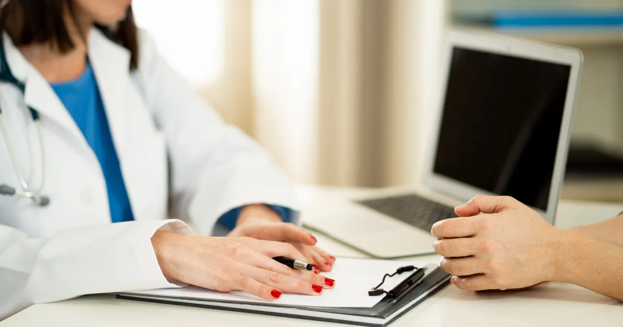 Kobieta rozmawia z lekarzem o lekach