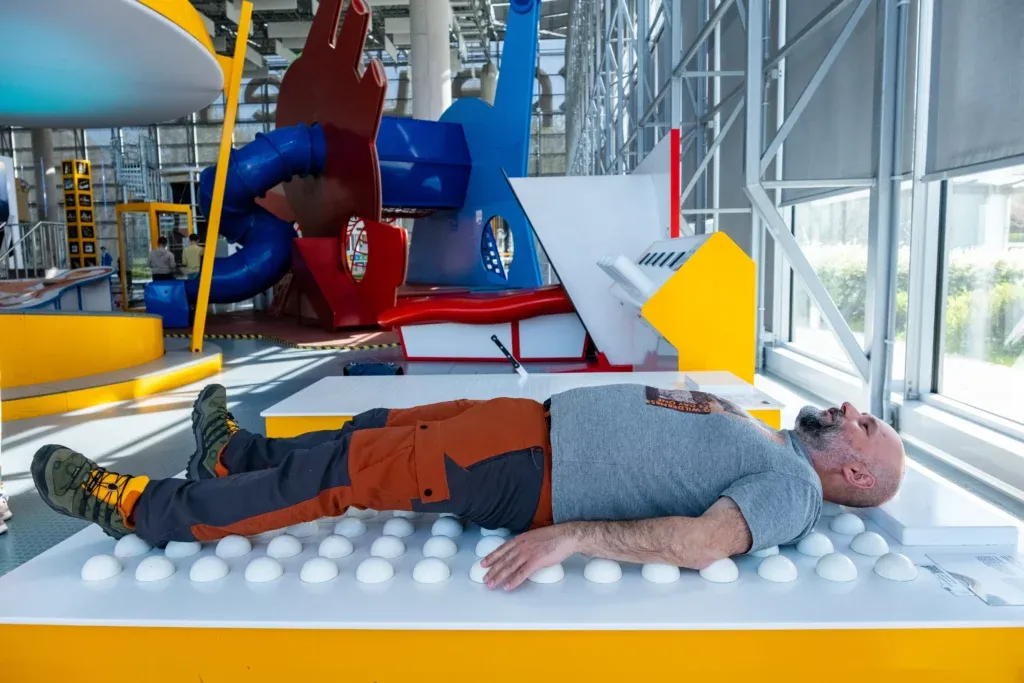 dziecko w centrum nauki eksperymenty