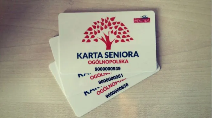 Seniorzy korzystający ze zniżek z kartą seniora