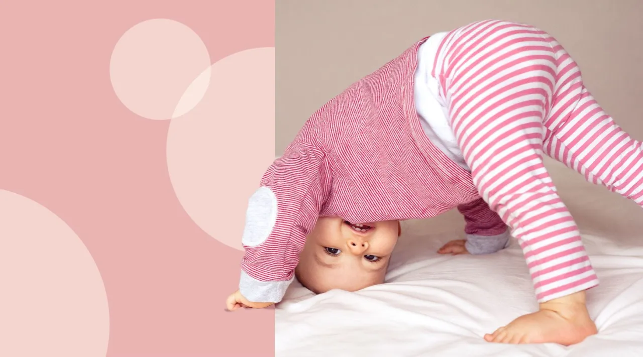 Dziecko czworakujące lub pr&oacute;bujące wstawać