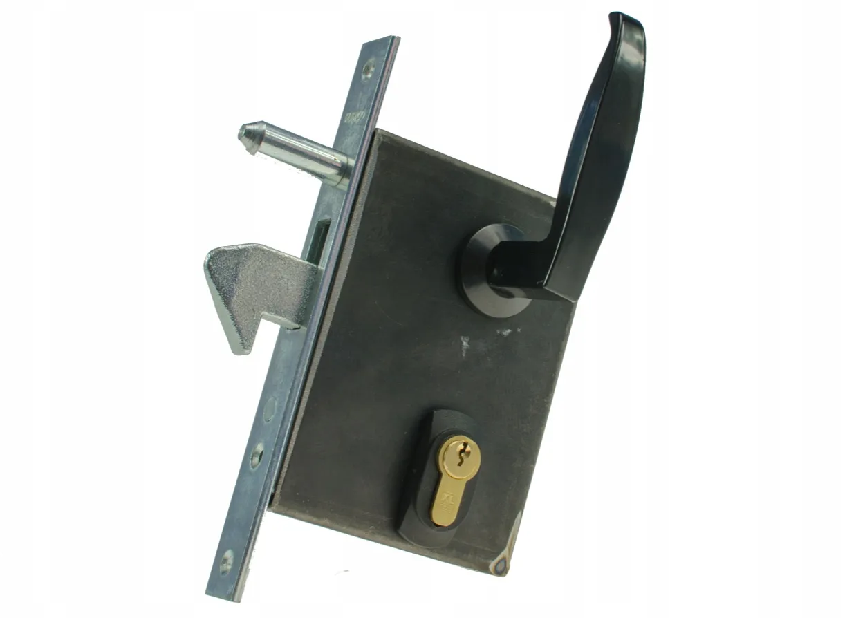 Zamek do bramy przesuwnej z czarną klamką i wkładką bębenkową. Dowiedz się, jak zamontować zamek do bramy przesuwnej.