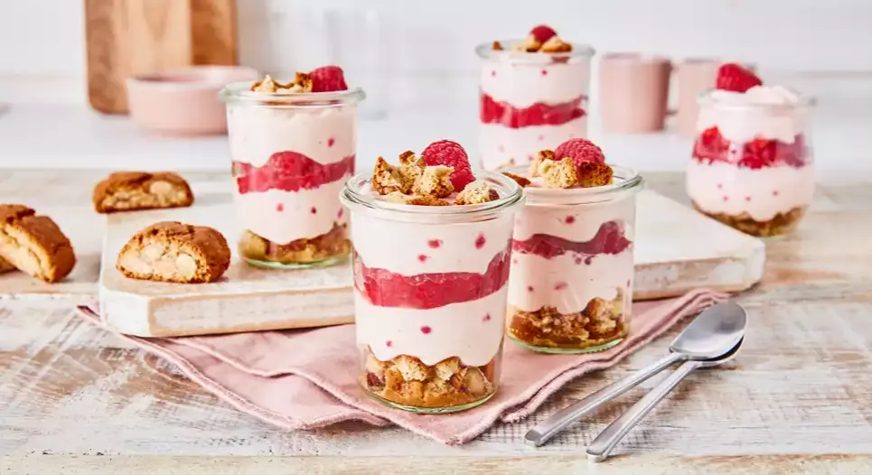 Drei verschiedene Himbeer-Desserts im Glas nebeneinander