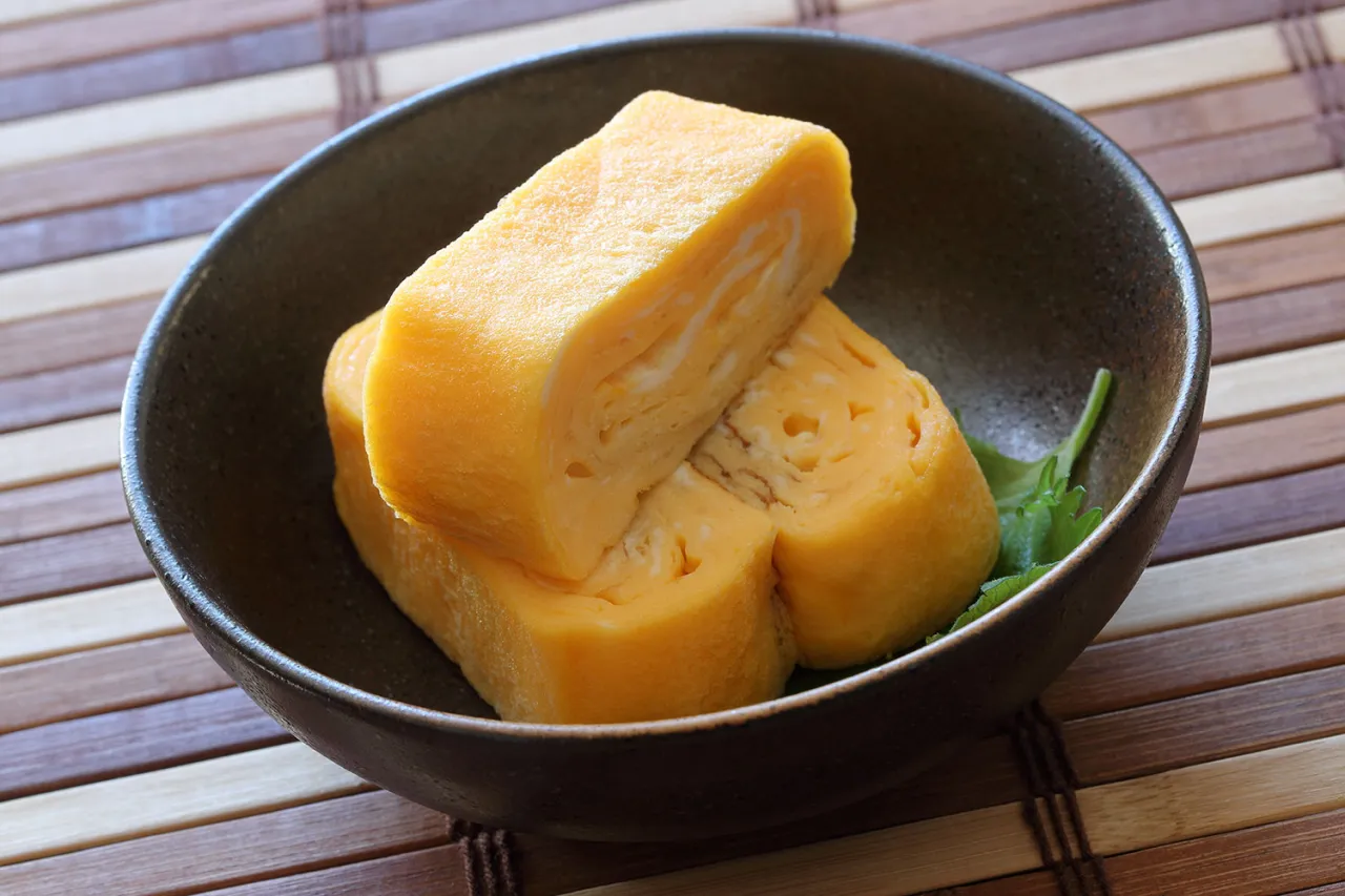 Roladki tamago, idealne do sushi. Prosty tamago przepis na pyszne danie.