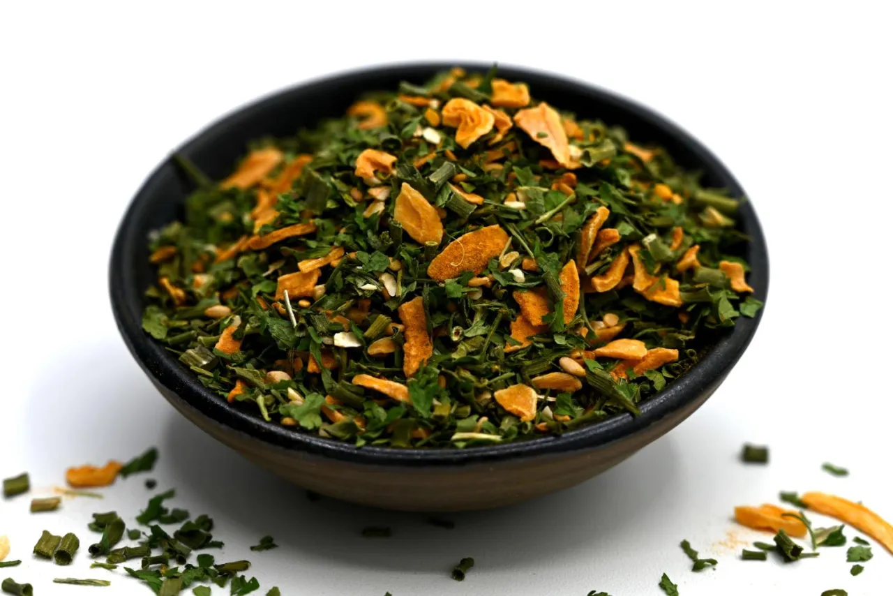 Ingr&eacute;dients pour assaisonner une soupe: citron, herbes, &eacute;pices