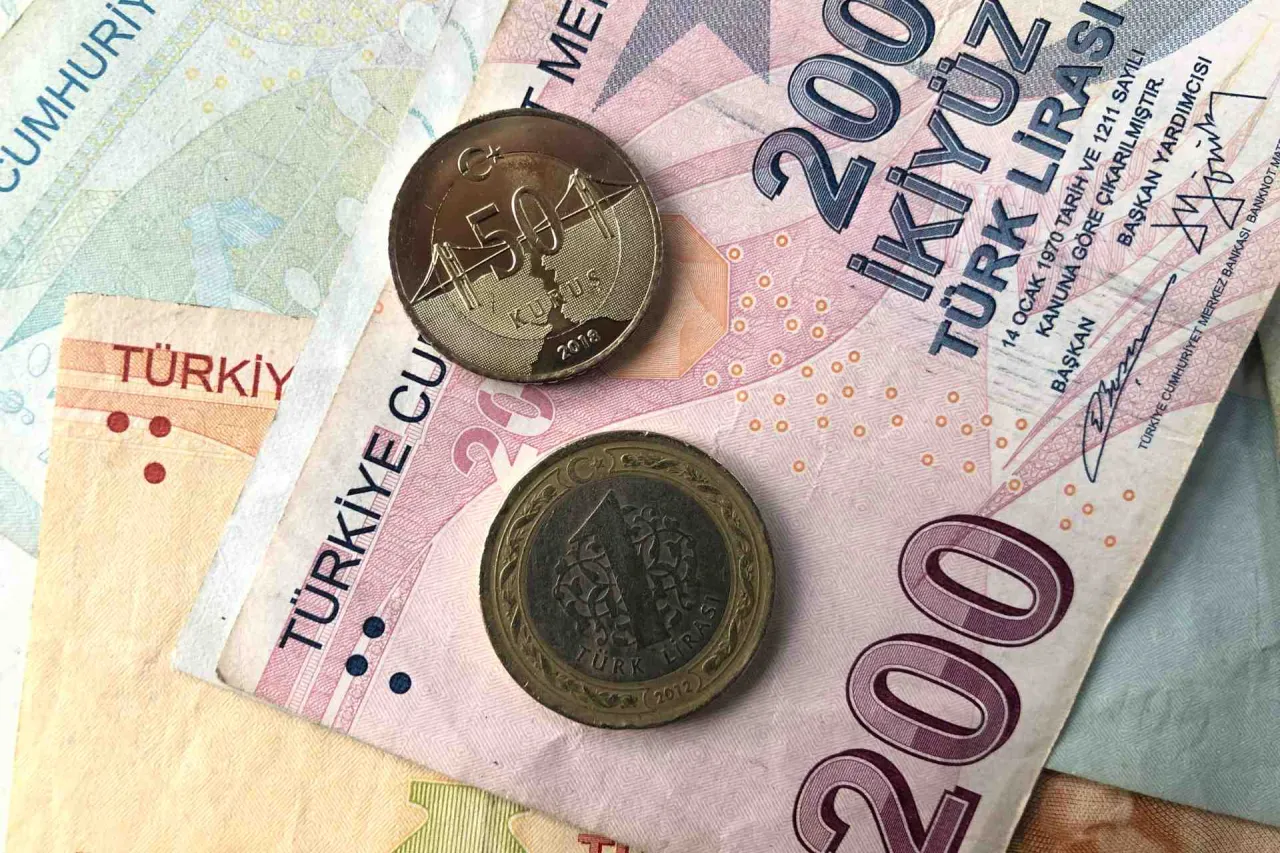 Zdjęcie Jaka waluta obowiązuje w Turcji? Wszystko o lirze tureckiej i wymianie