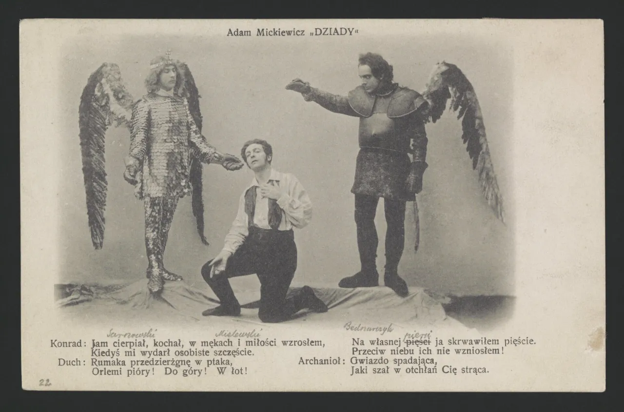 Scena z Dziadów: przemiana Gustawa w Konrada. Anioł w zbroi i skrzydłach patrzy na klęczącego mężczyznę.