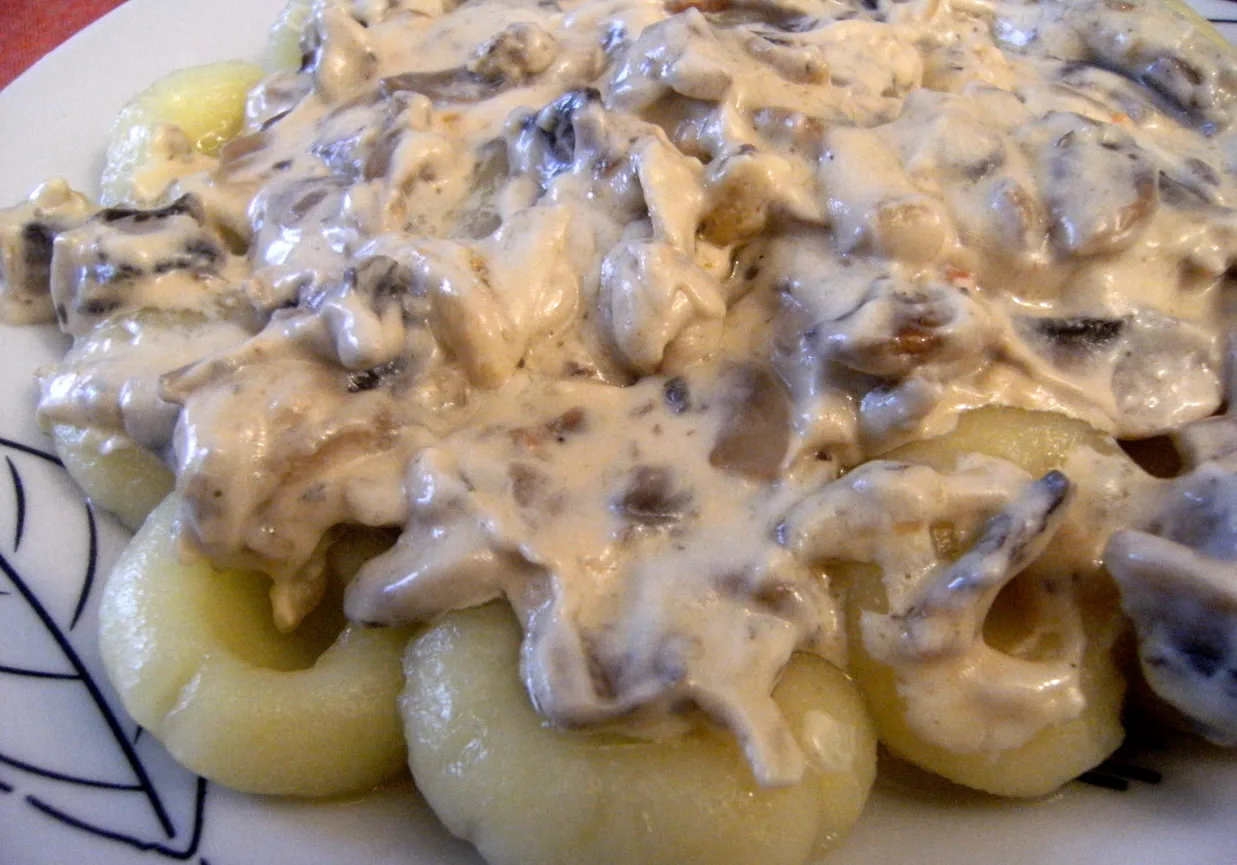 kluski śląskie z sosem pieczarkowym