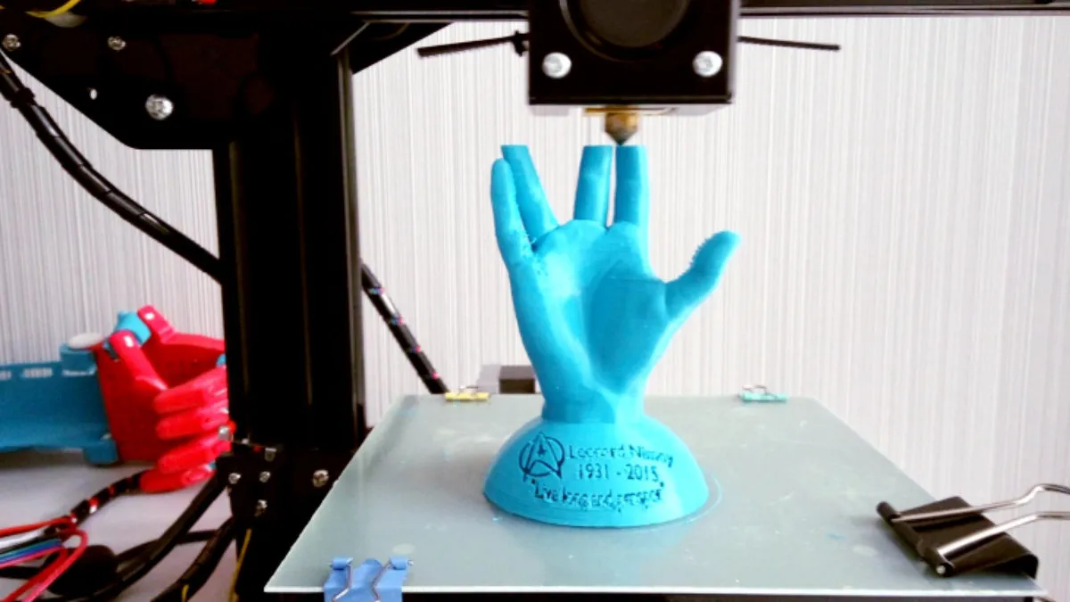 drukarka 3D w trakcie pracy