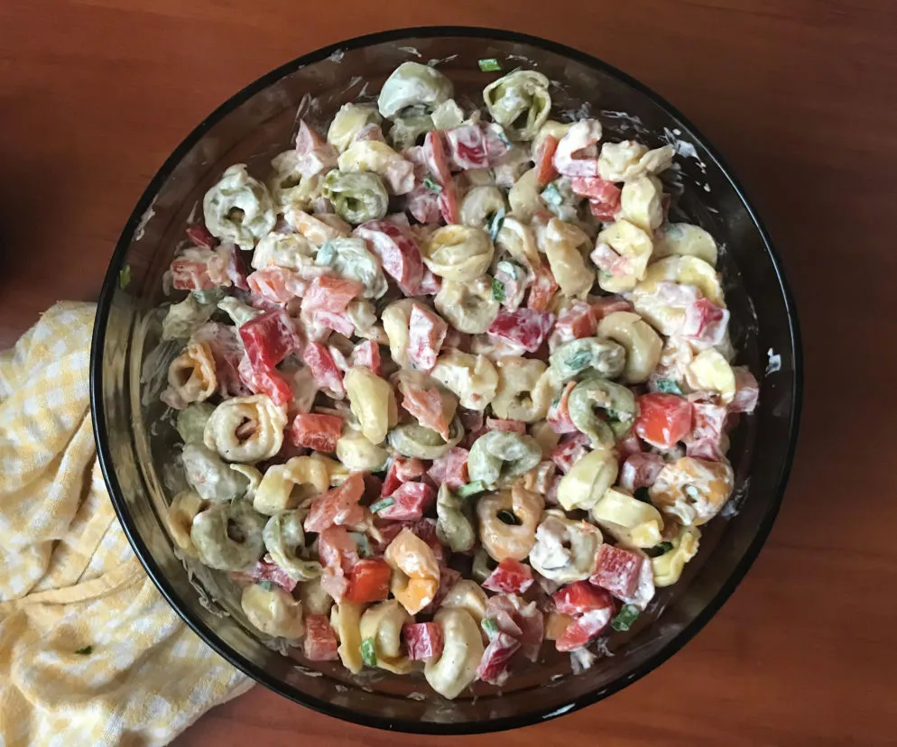 różne rodzaje sałatek z tortellini