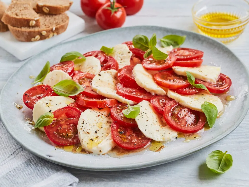 Tomaten Mozzarella Salat klassisch angerichtet