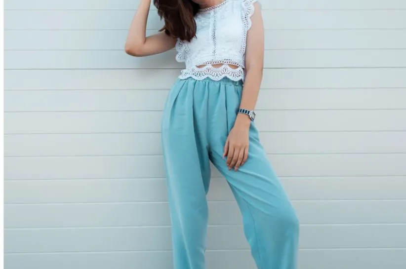 Stylizacje z chabrowymi spodniami na r&oacute;żne okazje