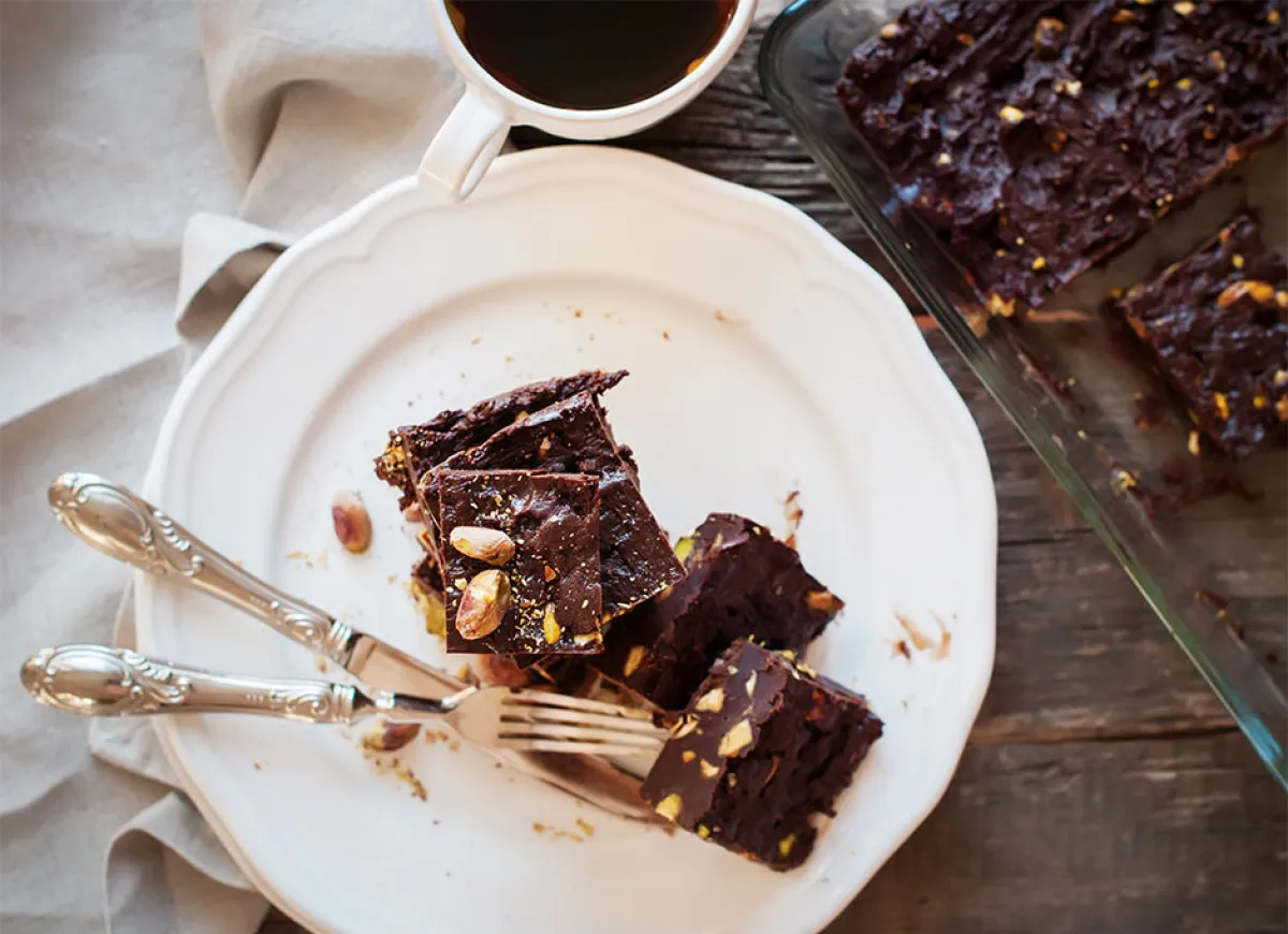 Pyszne wegańskie czekoladowe brownie z pistacjami, idealne do kawy. Zobacz, jak zrobić to łatwo!