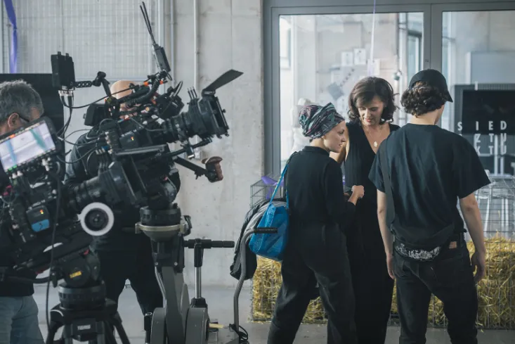 studenci szkoły filmowej na zajęciach z produkcji filmowej