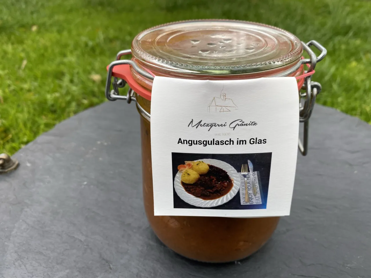 Eingekochtes Gulasch im Glas